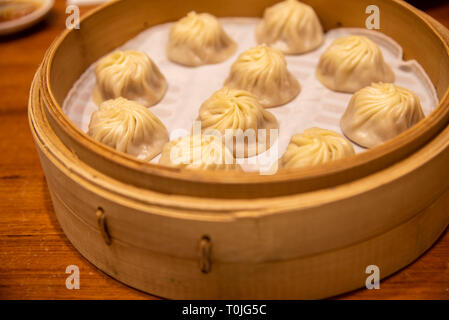 Chinesische gedämpft gedämpfte Brötchen (baozi) namens Xiaolongbao auch eine Suppe Knödel genannt. Michelin Stern ausgezeichnet Din Tai Fung Restaurant Stockfoto