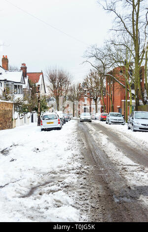 Schnee in einem Wohngebiet in Islington, London, UK Stockfoto