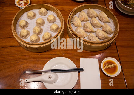 Chinesische gedämpft gedämpfte Brötchen (baozi) namens Xiaolongbao auch eine Suppe Knödel genannt. Michelin Stern ausgezeichnet Din Tai Fung Restaurant Stockfoto