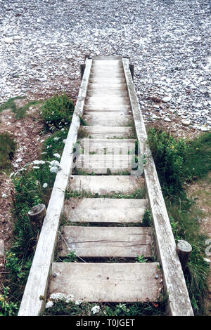 Steilen Treppen, die von der Klippe zu einem Kiesstrand, Lulworth Cove, Dorset, Großbritannien Stockfoto