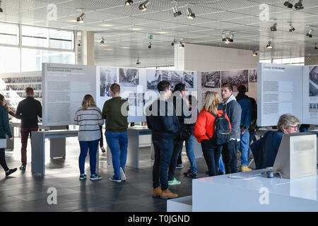 Ausstellung Topographie des Terrors, Niederkirchnerstrasse, Kreuzberg, Berlin, Deutschland, Examensarbeit, Grabdenkmäler Schrecken, Kreuzberg, English Stockfoto
