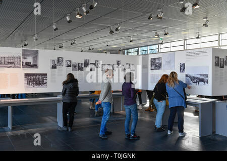 Ausstellung Topographie des Terrors, Niederkirchnerstrasse, Kreuzberg, Berlin, Deutschland, Examensarbeit, Grabdenkmäler Schrecken, Kreuzberg, English Stockfoto