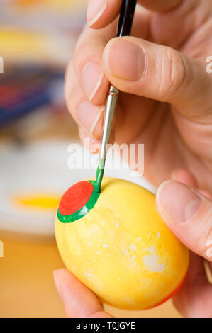 Malerei Ostereier. Fokus auf Pinselspitze, geringe Tiefenschärfe. Stockfoto