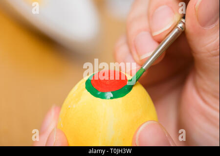 Malerei Ostereier. Fokus auf Pinselspitze, geringe Tiefenschärfe. Stockfoto
