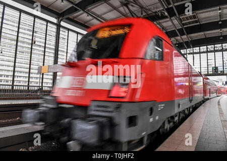 Regionale Straße, Bahnhof Zoologischer Garten, Charlottenburg, Berlin, Deutschland, Regionalbahn, Bahnhof Zoologischer Garten, Deutschland Stockfoto