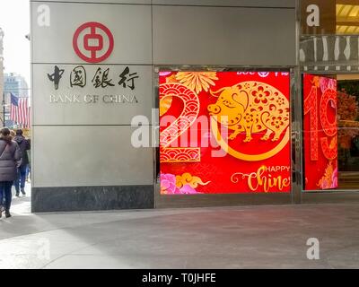 Chinesische Zeichen und einem chinesischen Neue Jahr banner sind bei der Bank von China in Manhattan, New York City, New York, 6. Februar 2019 sichtbar. () Stockfoto