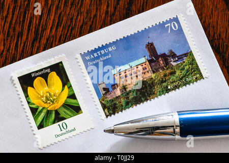 Deutsche Briefmarken 70 Cent und 10 Cent, symbolische Foto Portoerhöhung, Deutsche Briefmarken 70 Cent und 10 Cent, Symbolfoto Portoerhöhung Stockfoto