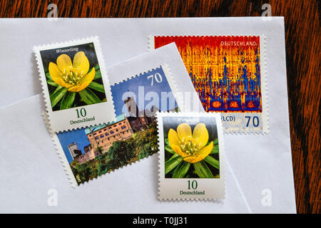 Deutsche Briefmarken 70 Cent und 10 Cent, symbolische Foto Portoerhöhung, Deutsche Briefmarken 70 Cent und 10 Cent, Symbolfoto Portoerhöhung Stockfoto