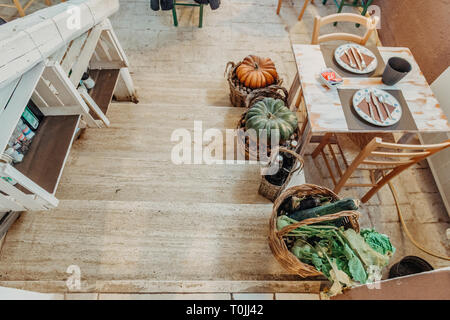 Alte Zeiten Bauernhaus - Inneneinrichtung eines alten Landhaus mit Kamin und Küche. Stockfoto