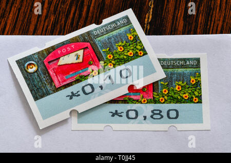 Deutsche Briefmarken 80 Cent und 10 Cent, symbolische Foto Portoerhöhung, Deutsche Briefmarken 80 Cent und 10 Cent, Symbolfoto Portoerhöhung Stockfoto