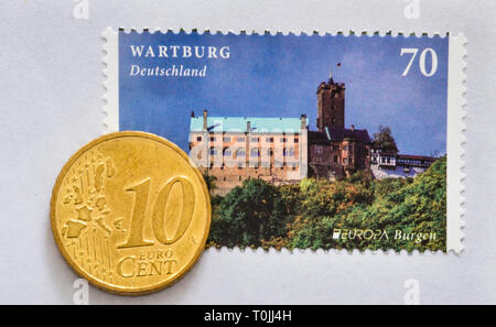 Deutsche Briefmarke 70 Cent und 10 Cent Münzen, symbolische Foto Portoerhöhung, Deutsche Briefmarke 70 Cent und 10 Centmünze, Symbolfoto Portoerhöhung Stockfoto