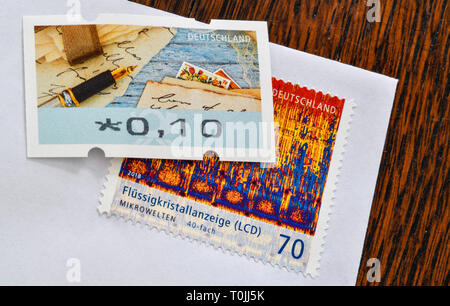 Deutsche Briefmarken 70 Cent und 10 Cent, symbolische Foto Portoerhöhung, Deutsche Briefmarken 70 Cent und 10 Cent, Symbolfoto Portoerhöhung Stockfoto