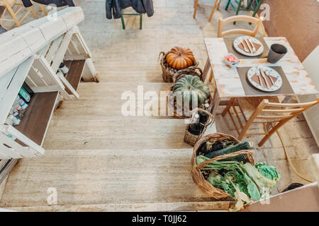 Alte Zeiten Bauernhaus - Inneneinrichtung eines alten Landhaus mit Kamin und Küche. Stockfoto