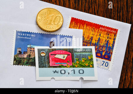 Deutsche Briefmarken 70 Cent und 10 Cent, symbolische Foto Portoerhöhung, Deutsche Briefmarken 70 Cent und 10 Cent, Symbolfoto Portoerhöhung Stockfoto