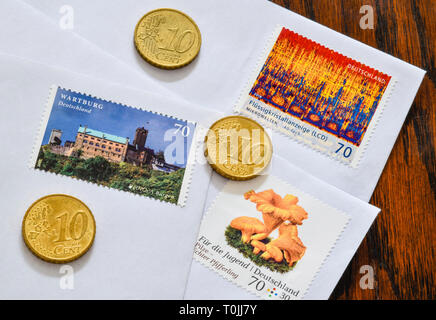 Deutsche Briefmarken 70 Cent und 10 Cent Münzen, symbolische Foto Portoerhöhung, Deutsche Briefmarken 70 Cent- und 10-Centmünzen, Symbolfoto Portoerhöhung Stockfoto