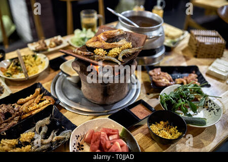 Traditionelle vietnamesische hot spot Restaurant mit abwechslungsreichen Essen Stockfoto