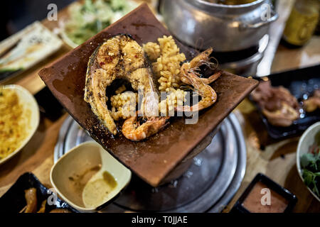 Traditionelle vietnamesische hot spot Restaurant mit abwechslungsreichen Essen Stockfoto