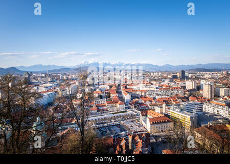 Panoramablick von der Burg über der Altstadt Ljubljanas Bergketten Karawanks und Kamnik - Savinja-alpen in Slowenien, Europa Stockfoto