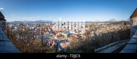 Panoramablick von der Burg über der Altstadt Ljubljanas Bergketten Karawanks und Kamnik - Savinja-alpen in Slowenien, Europa Stockfoto