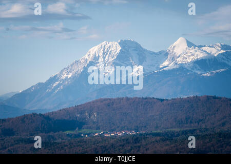 Blick vom Schloss von Ljubljana über kleine Dorf Rasica zu Bergkette Kamnik - Savinja-alpen mit Gipfel Grintovec Kocna und in Slowenien, Europa Stockfoto