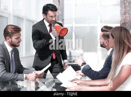 Unternehmer ruft auf das Business Team durch ein Megaphon Stockfoto