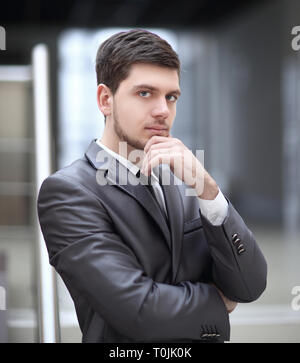 Bis zu schließen. Portrait von einem nachdenklichen Geschäftsmann, der in seinem Büro Stockfoto