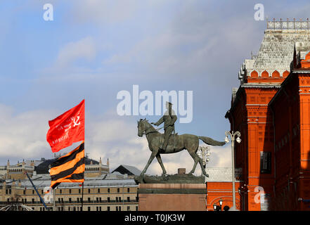 Denkmal für Marschall Schukow in Moskau auf dem Roten Platz in der Nähe fotografiert - oben Stockfoto