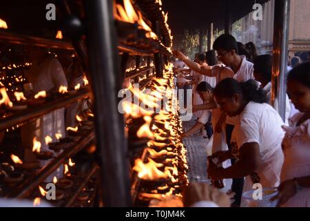 Kelaniya, Sri Lanka. 20 Mär, 2019. Sri Lanka buddhistische Anhänger sind in den Kelaniya Tempel in Kelaniya am März 20, 2019 gesehen Die poya Tag zu feiern. Poya Day ist eine monatliche Urlaub in Sri Lanka, Kennzeichnung der Vollmond. Viele Sri Lankans werden verwendet, um Tempel während Poya Tage zu Buddhistischen zu gehen. Credit: Gayan Pattin/Xinhua/Alamy leben Nachrichten Stockfoto