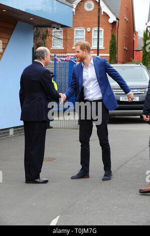 London, Großbritannien. 20 Mär, 2019. Prinz Harry gesehen in St Vincent's RC-Schule, die Schüler zu begleiten wenn sie an einen Baum pflanzen Projekt zur Unterstützung des Queen's Commonwealth Vordach (QCC) Initiative ergreifen, zusammen mit den Woodland Trust. Jahr 5 Schülerinnen und Schüler aus St. Vincent der katholischen Grundschule in Acton werden Setzlinge pflanzen in der freien Natur in der Schule. Acton London. Credit: Terry Scott/SOPA Images/ZUMA Draht/Alamy leben Nachrichten Stockfoto