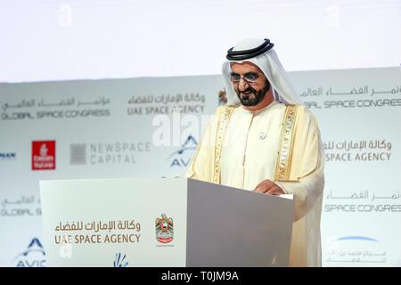 (190320) - ABU DHABI, 20. März 2019 (Xinhua) - Scheich Mohammed Bin Rashid Al Maktoum, Vizepräsident der Vereinigten Arabischen Emirate und Herrscher von Dubai, spricht während der Zeremonie der Unterzeichnung der Charta der Arabischen Gruppe für die Zusammenarbeit in Abu Dhabi, den Vereinigten Arabischen Emiraten, 19. März 2019. Elf arabische Staaten, darunter die Vereinigten Arabischen Emirate (VAE), am Dienstag die erste arabische Raum Organisation, deren erstes Projekt wird die Entwicklung eines Satelliten Umwelt- und Klimaveränderungen zu überwachen. Sheikh Mohammed Bin Rashid Al Maktoum, Vizepräsident der Vereinigten Arabischen Emirate und Herrscher von Dubai, an der Zeremonie der Unterzeichnung Stockfoto