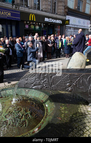 Warrington, Cheshire, UK. 20 Mar, 2019 at 12:27 Der 26. Jahrestag der zweiten IRA-Bombe in Warrington, Cheshire, die das Leben von Tim Parry und Jonathan Ball nahm. 26 Jahre auf und der Service war in der Bridge Street, Warrington statt, an dem Ort und zu der Zeit der Morde. Wasser wurde dann aus dem "Fluss des Lebens", ein Denkmal für die beiden Jungen, die getötet wurden, und die "Peace Center', wo er sich auf die Wurzeln des Friedens Baum Quelle: John Hopkins/Alamy Leben Nachrichten ausgegossen wurde verschoben gesammelt Stockfoto