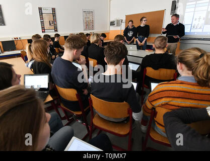 Potsdam, Deutschland. 20 Mär, 2019. Eine 10. Klasse des Voltaire Schule beschäftigt sich mit der Abbildung von Gretchen aus Goethes Faust. Foto: Bernd Settnik/dpa-Zentralbild/dpa/Alamy leben Nachrichten Stockfoto