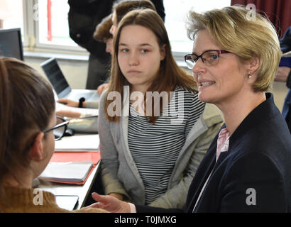 Potsdam, Deutschland. 20 Mär, 2019. Anja Karliczek (CDU), Bundesministerin für Bildung, Gespräche in der Geschichte klasse eines 11. Klasse des Voltaire Schule mit den Studenten. Der Minister informierte sich über die digitalen pädagogische Möglichkeiten. Foto: Bernd Settnik/dpa-Zentralbild/dpa/Alamy leben Nachrichten Stockfoto