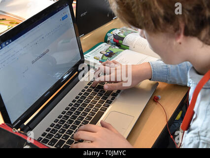 Potsdam, Deutschland. 20 Mär, 2019. Eine sechste Klasse Student arbeitet in der deutschen Klasse der Voltaire Schule mit einem Schreiben Programm. Der Minister informierte sich über die digitalen pädagogische Möglichkeiten. Foto: Bernd Settnik/dpa-Zentralbild/dpa/Alamy leben Nachrichten Stockfoto