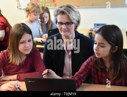 Potsdam, Deutschland. 20 Mär, 2019. Anja Karliczek (CDU), Bundesministerin für Bildung, besucht die Deutsche Unterricht einer 6. Klasse der Voltaire Schule. Der Minister informierte sich über die digitalen pädagogische Möglichkeiten. Foto: Bernd Settnik/dpa-Zentralbild/dpa/Alamy leben Nachrichten Stockfoto