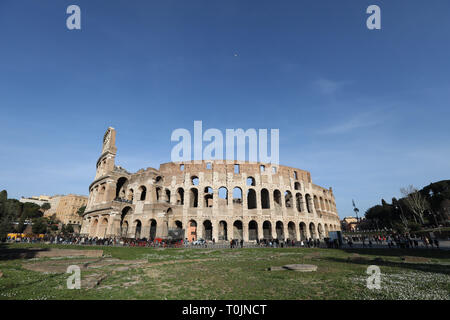 Rom, Italien. 6 Mär, 2019. Menschen besuchen die alten römischen Ruinen des Kolosseums in Rom, Italien, 6. März 2019. Credit: Cheng Tingting/Xinhua/Alamy leben Nachrichten Stockfoto