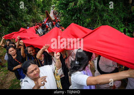 Tana Toraja, South Sulawesi, Indonesien. 14 Mär, 2019. Die Bewohner sind gesehen ziehen rotes Tuch und Särge ihre Verwandten während der Rambu Solo Ritual in Tana Toraja Regency, Südsulawesi. Rambu Solo ist ein Trauerzug für die Tana Toraja Gemeinschaft ihre Vorfahren zu ehren. Die Prozession besteht aus mehreren Veranstaltung Arrangements und dauert mehrere Tage. Credit: Hariandi Hafid/SOPA Images/ZUMA Draht/Alamy leben Nachrichten Stockfoto