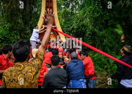 Tana Toraja, South Sulawesi, Indonesien. 14 Mär, 2019. Die Bewohner sind gesehen ziehen rotes Tuch und Särge ihre Verwandten während der Rambu Solo Ritual in Tana Toraja Regency, Südsulawesi. Rambu Solo ist ein Trauerzug für die Tana Toraja Gemeinschaft ihre Vorfahren zu ehren. Die Prozession besteht aus mehreren Veranstaltung Arrangements und dauert mehrere Tage. Credit: Hariandi Hafid/SOPA Images/ZUMA Draht/Alamy leben Nachrichten Stockfoto