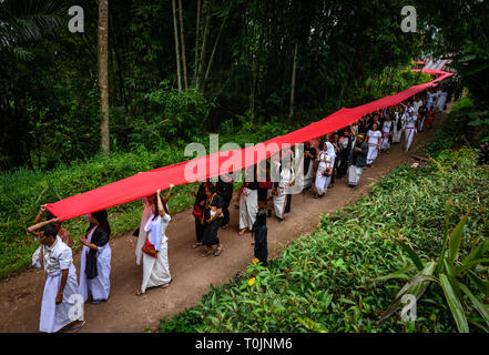 Tana Toraja, South Sulawesi, Indonesien. 14 Mär, 2019. Die Bewohner sind gesehen ziehen rote Tuch während der Rambu Solo Ritual in Tana Toraja Regency, Südsulawesi. Rambu Solo ist ein Trauerzug für die Tana Toraja Gemeinschaft ihre Vorfahren zu ehren. Die Prozession besteht aus mehreren Veranstaltung Arrangements und dauert mehrere Tage. Credit: Hariandi Hafid/SOPA Images/ZUMA Draht/Alamy leben Nachrichten Stockfoto