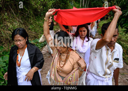 Tana Toraja, South Sulawesi, Indonesien. 14 Mär, 2019. Die Bewohner sind gesehen ziehen rote Tuch während der Rambu Solo Ritual in Tana Toraja Regency, Südsulawesi. Rambu Solo ist ein Trauerzug für die Tana Toraja Gemeinschaft ihre Vorfahren zu ehren. Die Prozession besteht aus mehreren Veranstaltung Arrangements und dauert mehrere Tage. Credit: Hariandi Hafid/SOPA Images/ZUMA Draht/Alamy leben Nachrichten Stockfoto