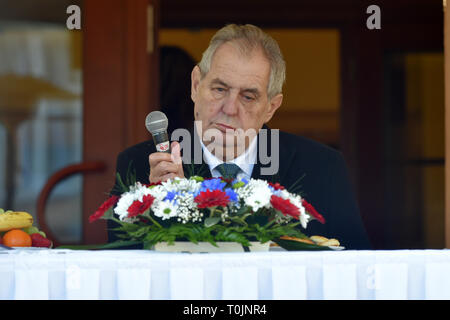 Kraslice, Tschechische Republik. 20 Mär, 2019. Der tschechische Präsident Milos Zeman während des Besuchs in Kraslice, Tschechische Republik, 20. März 2019. Der tschechische Präsident Zemans Aussage, dass die Türkei in der Tat Verbündeter ist, ist inakzeptabel und auf unbegründeten Anschuldigungen, Türkische Botschaft heute sagte. Credit: Goran Kubes/CTK Photo/Alamy leben Nachrichten Stockfoto