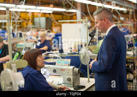 Larbert, Falkirk, Großbritannien. 20 Mär, 2019. Derek Mackay, Kabinettsminister für Finanzen, Wirtschaft und gerechte Arbeit visits ein soziales Unternehmen auf der letzten BIP-Statistiken zu kommentieren und über ihre Arbeit hören Erwachsene mit unterschiedlichen Behinderungen in Arbeit zu unterstützen. Es war ein Brett zimmer Diskussion gefolgt von einer Fabrikhalle Tour zeigt die verschiedenen Produkte, die derzeit hergestellt werden. Credit: Colin Fisher/Alamy leben Nachrichten Stockfoto