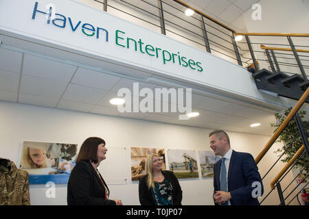 Larbert, Falkirk, Großbritannien. 20 Mär, 2019. Derek Mackay, Kabinettsminister für Finanzen, Wirtschaft und gerechte Arbeit visits ein soziales Unternehmen auf der letzten BIP-Statistiken zu kommentieren und über ihre Arbeit hören Erwachsene mit unterschiedlichen Behinderungen in Arbeit zu unterstützen. Es war ein Brett zimmer Diskussion gefolgt von einer Fabrikhalle Tour zeigt die verschiedenen Produkte, die derzeit hergestellt werden. Credit: Colin Fisher/Alamy leben Nachrichten Stockfoto