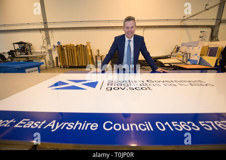 Larbert, Falkirk, Großbritannien. 20 Mär, 2019. (Dargestellt) Derek Mackay, Kabinettsminister für Finanzen, Wirtschaft und gerechte Arbeit visits ein soziales Unternehmen auf der letzten BIP-Statistiken zu kommentieren und über ihre Arbeit hören Erwachsene mit unterschiedlichen Behinderungen in Arbeit zu unterstützen. Es war ein Brett zimmer Diskussion gefolgt von einer Fabrikhalle Tour zeigt die verschiedenen Produkte, die derzeit hergestellt werden. Credit: Colin Fisher/Alamy leben Nachrichten Stockfoto