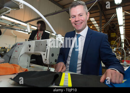 Larbert, Falkirk, Großbritannien. 20 Mär, 2019. Bild: (links-rechts) Maureen Maxwell; Derek Derek Mackay Mackay, Kabinettsminister für Finanzen, Wirtschaft und gerechte Arbeit visits ein soziales Unternehmen auf der letzten BIP-Statistiken zu kommentieren und über ihre Arbeit hören Erwachsene mit unterschiedlichen Behinderungen in Arbeit zu unterstützen. Es war ein Brett zimmer Diskussion gefolgt von einer Fabrikhalle Tour zeigt die verschiedenen Produkte, die derzeit hergestellt werden. Credit: Colin Fisher/Alamy leben Nachrichten Stockfoto