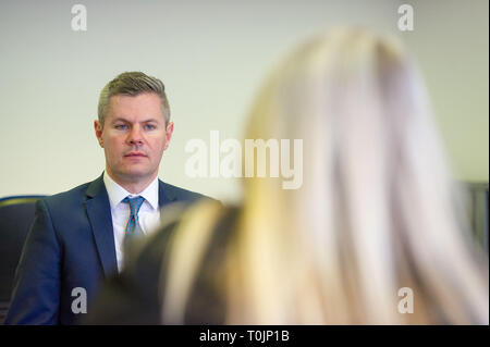 Larbert, Falkirk, Großbritannien. 20 Mär, 2019. (Dargestellt) Derek Mackay, Kabinettsminister für Finanzen, Wirtschaft und gerechte Arbeit visits ein soziales Unternehmen auf der letzten BIP-Statistiken zu kommentieren und über ihre Arbeit hören Erwachsene mit unterschiedlichen Behinderungen in Arbeit zu unterstützen. Es war ein Brett zimmer Diskussion gefolgt von einer Fabrikhalle Tour zeigt die verschiedenen Produkte, die derzeit hergestellt werden. Credit: Colin Fisher/Alamy leben Nachrichten Stockfoto