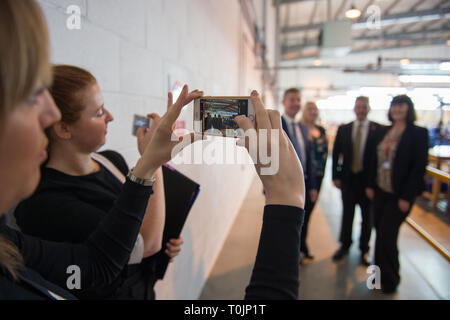 Larbert, Falkirk, Großbritannien. 20 Mär, 2019. Derek Mackay, Kabinettsminister für Finanzen, Wirtschaft und gerechte Arbeit visits ein soziales Unternehmen auf der letzten BIP-Statistiken zu kommentieren und über ihre Arbeit hören Erwachsene mit unterschiedlichen Behinderungen in Arbeit zu unterstützen. Es war ein Brett zimmer Diskussion gefolgt von einer Fabrikhalle Tour zeigt die verschiedenen Produkte, die derzeit hergestellt werden. Credit: Colin Fisher/Alamy leben Nachrichten Stockfoto