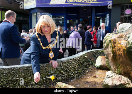 Warrington, Cheshire, UK. 20 Mär, 2019. 20. März 2019 um 12:27 Der 26. Jahrestag der zweiten IRA-Bombe in Warrington, Cheshire, die das Leben von Tim Parry und Jonathan Ball nahm. 26 Jahre auf und der Service war in der Bridge Street, Warrington statt, an dem Ort und zu der Zeit der Morde. Wasser wurde dann aus dem "Fluss des Lebens", ein Denkmal für die beiden Jungen, die getötet wurden, und die "Peace Center', wo er sich auf die Wurzeln des Friedens Baum Quelle: John Hopkins/Alamy Leben Nachrichten ausgegossen wurde verschoben gesammelt Stockfoto