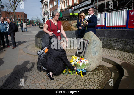 Warrington, Cheshire, UK. 20 Mär, 2019. 20. März 2019 um 12:27 Der 26. Jahrestag der zweiten IRA-Bombe in Warrington, Cheshire, die das Leben von Tim Parry und Jonathan Ball nahm. 26 Jahre auf und der Service war in der Bridge Street, Warrington statt, an dem Ort und zu der Zeit der Morde. Wasser wurde dann aus dem "Fluss des Lebens", ein Denkmal für die beiden Jungen, die getötet wurden, und die "Peace Center', wo er sich auf die Wurzeln des Friedens Baum Quelle: John Hopkins/Alamy Leben Nachrichten ausgegossen wurde verschoben gesammelt Stockfoto