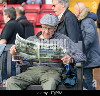 Haydock Park Racecourse, Merseyside, UK. 20 Mär, 2019. Pferderennen in Haydock Park; Racegoer Studium der Form Credit: Aktion plus Sport/Alamy leben Nachrichten Stockfoto